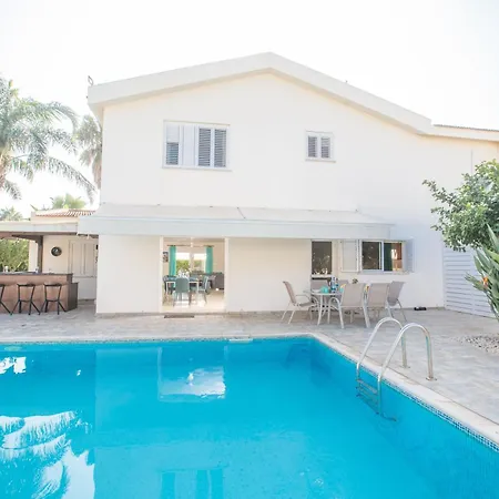 Geraeumige Und Private Ferienvilla Mit Eigenem Pool Ayia Napa