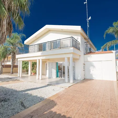 Geraeumige Und Private Ferienvilla Mit Eigenem Pool